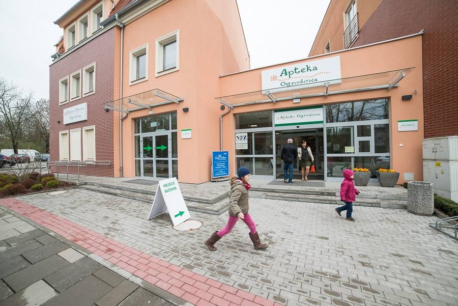 Widok wejścia do Centrum Zdrowia Ogrodowa