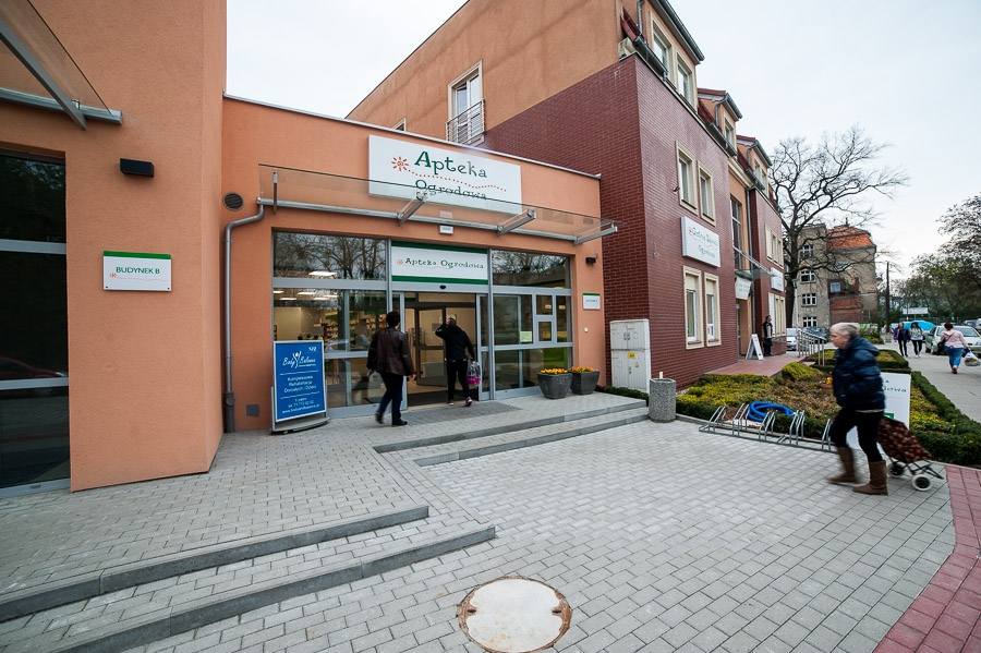 Widok wejścia do Centrum Zdrowia Ogrodowa